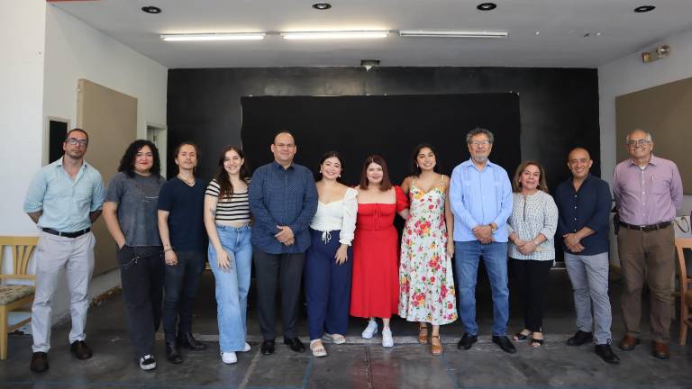 Directivos del Isic, de El Colegio de Sinaloa y alumnos del Taller de Ópera de Sinaloa, junto al maestro Andrés Sarre.