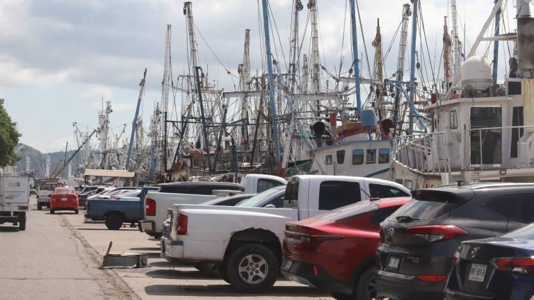 Algunos de los patrones de barcos se preparan para empezar a avituallar de lo indispensable a las embarcaciones y a los hombres de mar.