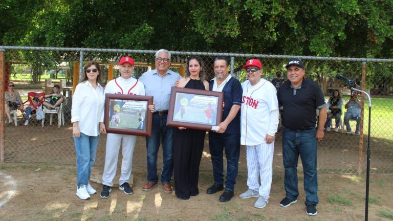Los reconocimientos a los homenajeados.