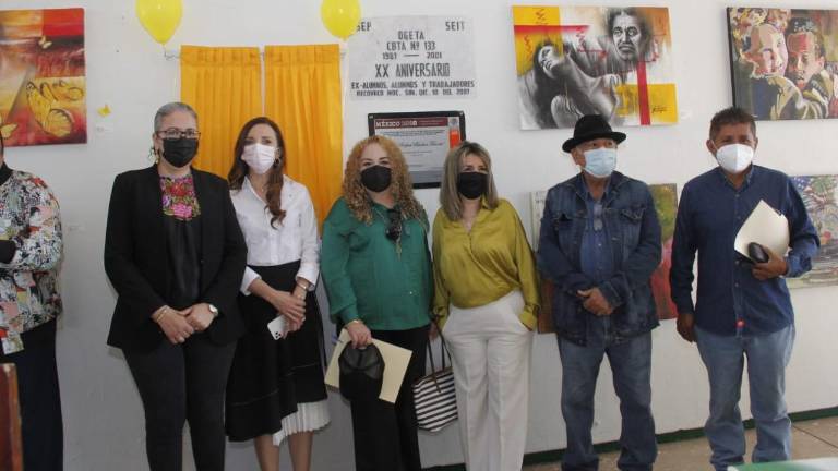Autoridades y académicos durante la inauguración.