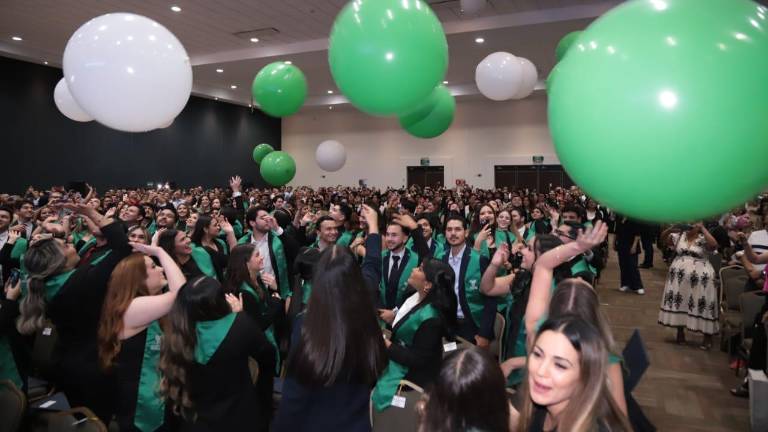 Graduados de la generación 2025 celebran su logro académico durante la ceremonia de Tecmilenio campus Mazatlán.