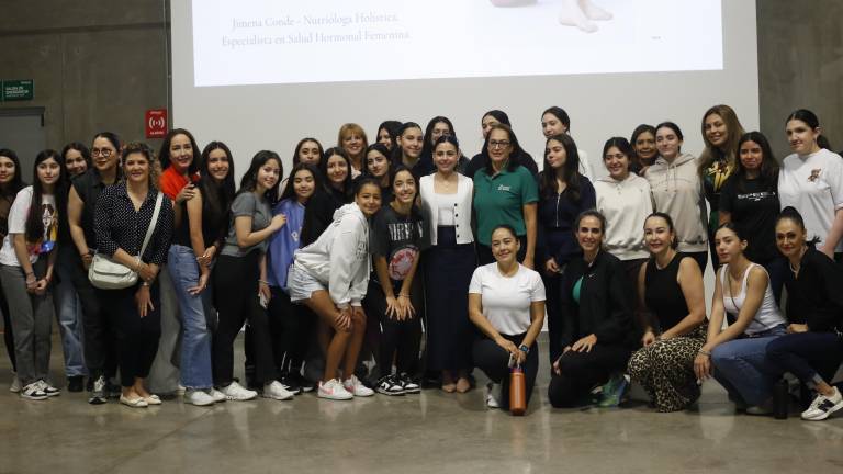 Mamás y alumnas, así como personal docente del Instituto Senda Knowmads High School, al final de la conferencia con la nutrióloga holística Jimena Conde.