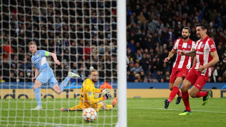 Kevin De Bruyne observa como la pelota se dirige al fondo de las redes de los Atléticos.
