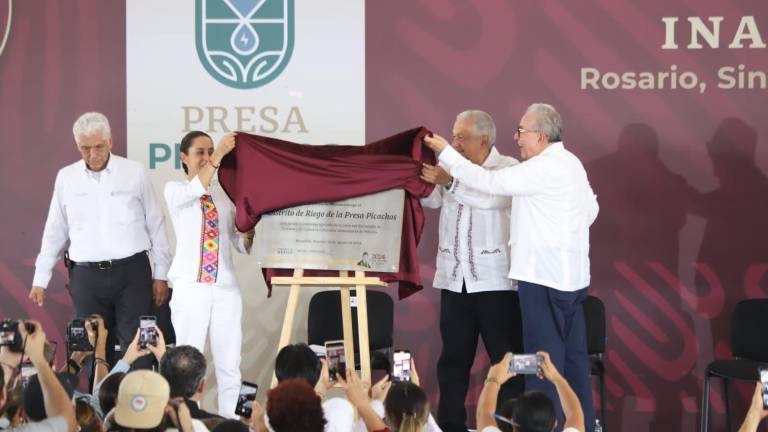 Claudia Sheinbaum, Andrés Manuel López Obrador y Rubén Rocha Moya develan la placa de inauguración del Distrito de Riego de la presa Picachos.