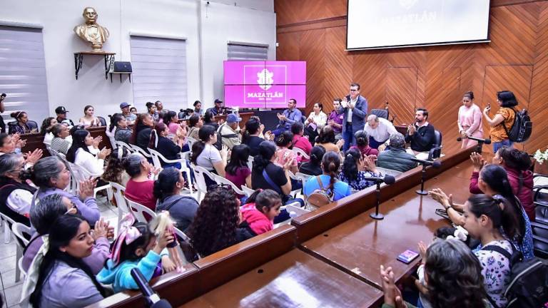 ElAlcalde Édgar González Zataráin atiende a los vecinos del Fraccionamiento Cvive.