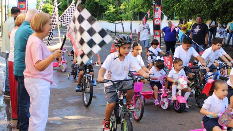 Niñas y niños disfrutan del ciclismo infantil en el marco del 110 aniversario de la municipalización de Escuinapa.