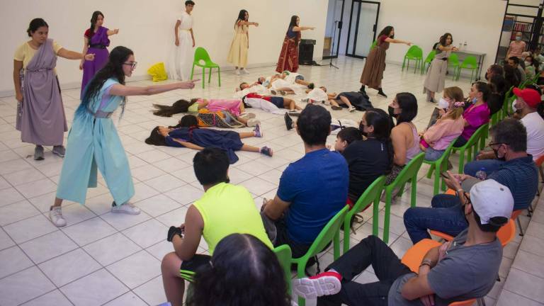 Las familias de los participantes disfrutan del espectáculo de fin de cursos.