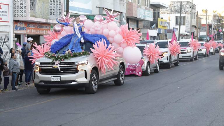 Los 17 aspirantes a las 3 coronas, participaron en la caravana.