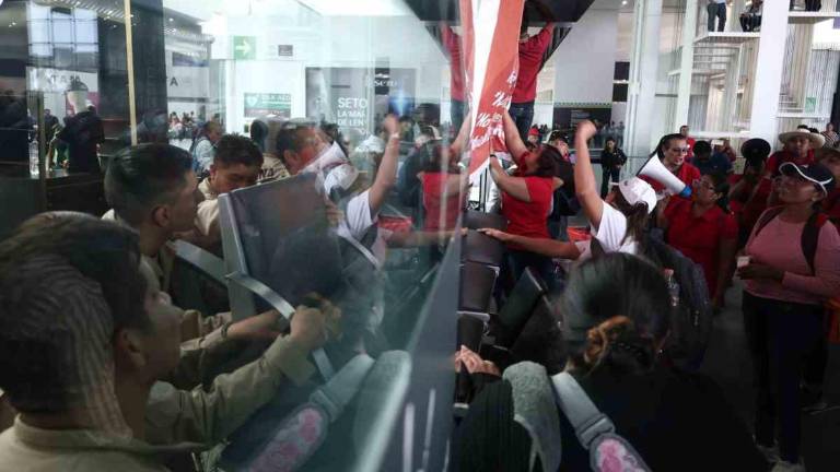 Protesta de maestros de la CNTE en el Aeropuerto Internacional de la Ciudad de México.