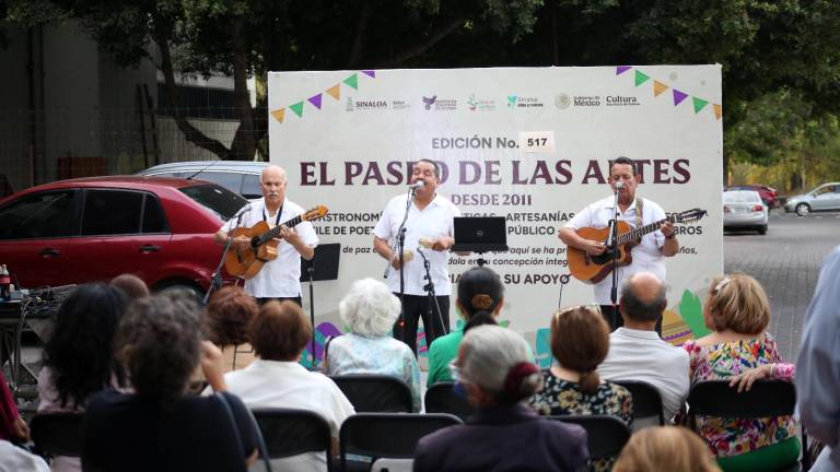 El Trío Azteca participa en el Paseo de las Artes.
