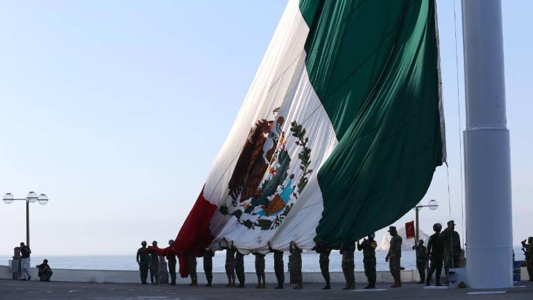 Mazatlán rinde homenaje