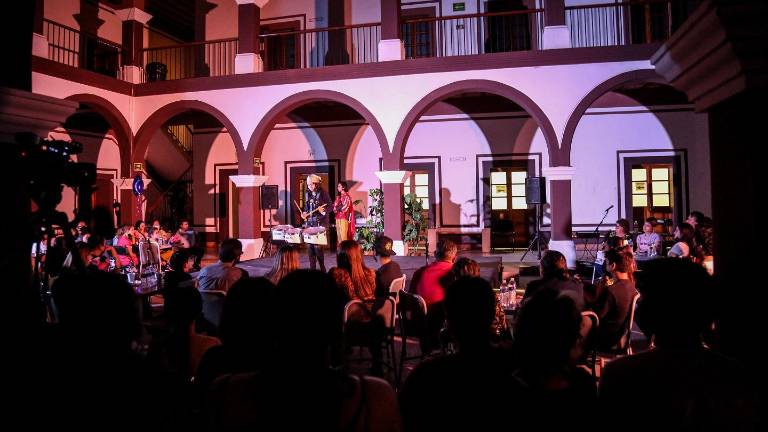 Alumnos del Taller de Teatro Juvenil de la Escuela de Artes José Limón, que coordina Gustavo Enríquez, participaron con el montaje.