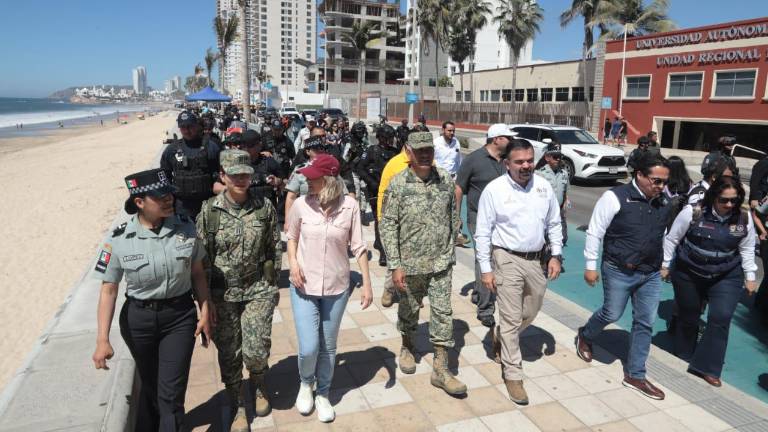La Alcaldesa Estrella Palacios Domínguez realizó este domingo un recorrido por la ruta del primer desfile, acompañada de los mandos y de elementos de las diferentes corporaciones.