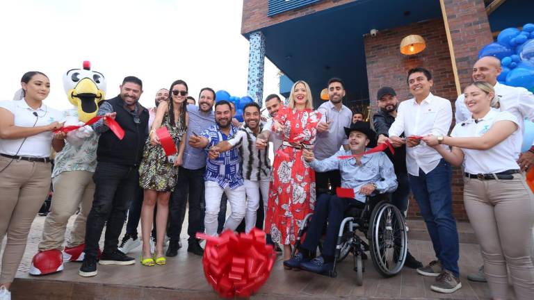 Autoridades y directivos cortaron el listón de inauguración de la segunda sucursal en la Zona Dorada.