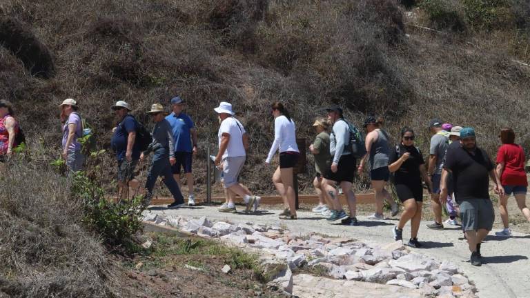 Decenas de personas suben al Cerro del Crestón.