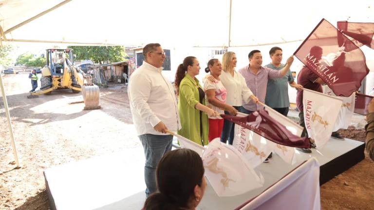 Autoridades dan el banderazo de inicio de las obras.