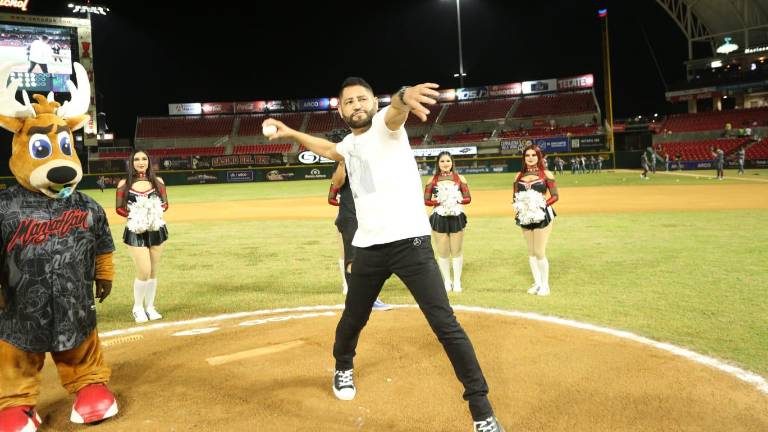 Pancho Barraza luce estilo al realizar el primer lanzamiento.