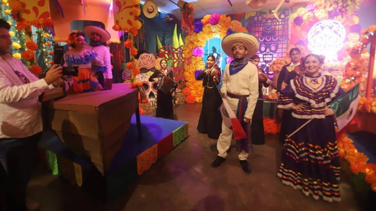 El Gran Acuario Mazatlán promueve una instalación por tradiciones mexicanas.
