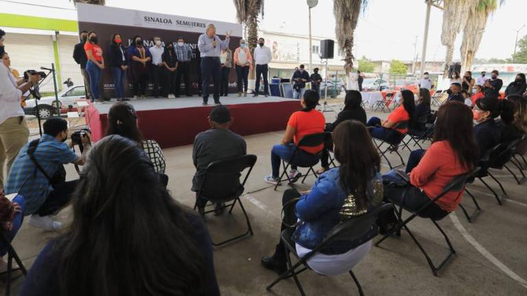 En su mensaje Rocha Moya dijo que su gobierno priorizará la política de prevención de los delitos contra la mujer, pues más del 50 por ciento de los delitos del Fuero Común tienen como víctima a una mujer.