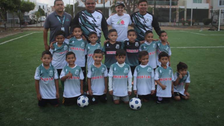 El equipo de la categoría Chupones, con sus uniformes otorgados por el Imdem.