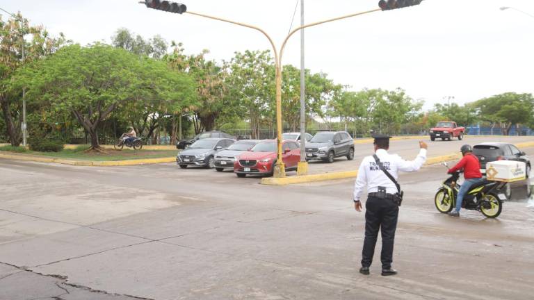 Algunas vialidades tuvieron problemas después de las lluvias debido a las fallas en los semáforos.