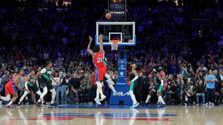 Joel Embiid al momento de buscare el enceste que determinó el triunfo de los Sixers.