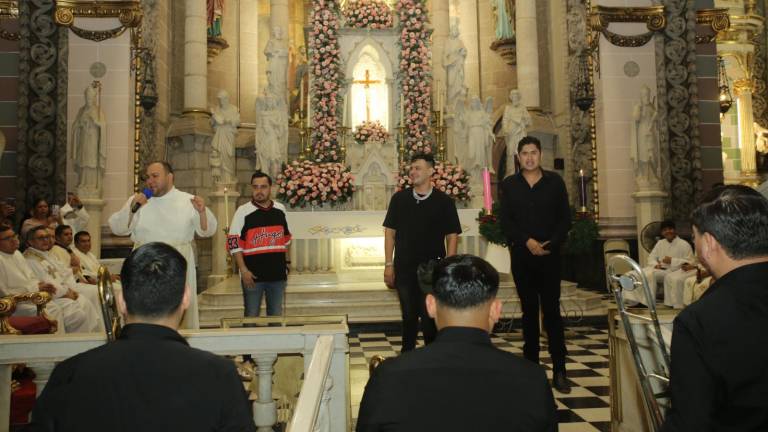 “El Yaki” junto a su banda musical dedicaron las mañanitas a la virgen.