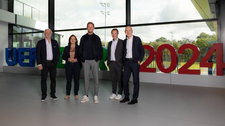 Julian Nagelsmann (centro) es presentado como estratega de Alemania.