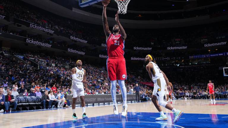 La ofensiva de Joel Embiid fue demasiada para los Pacers de Indiana.