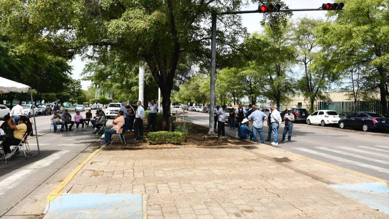 Protesta de productores agrícolas frente a Palacio de Gobierno, en Culiacán.