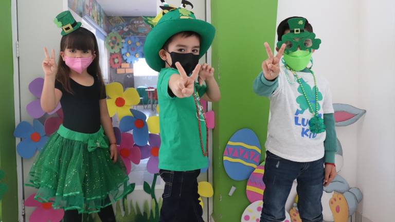 Con atuendos coloridos, los pequeños disfrutaron la celebración.