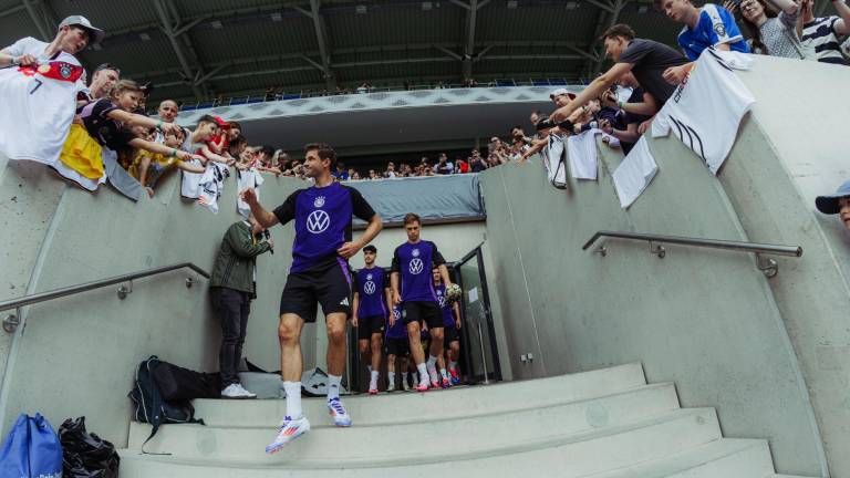 Los seleccionados alemanes, encabezados por Thomas Mueller, tuvieron entrenamiento público.