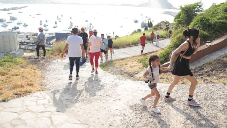 Locales y turistas de distintas partes del País ascienden al Faro de Mazatlán para disfrutar de la vista panorámica que ofrece.