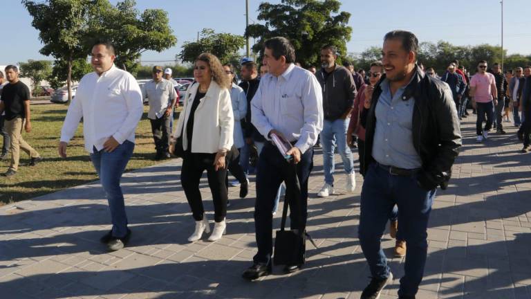 Héctor Melesio Cuén Díaz acompañado de su familia en una de las ocasiones que acudió ante el juez.