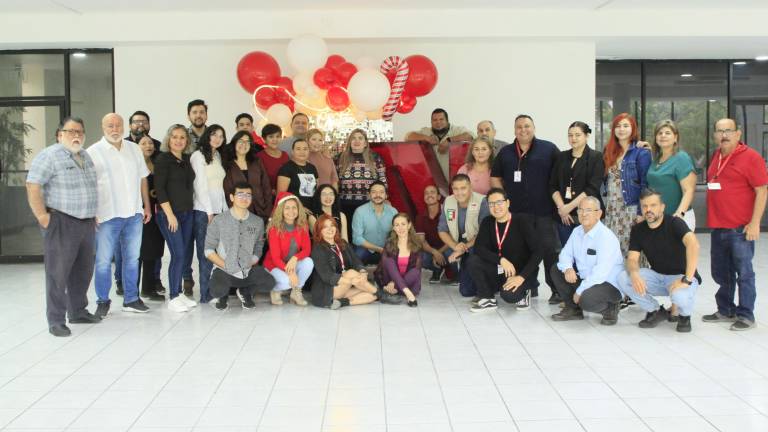 Directivos y colaboradores de Datemex disfrutan de las fechas decembrinas.