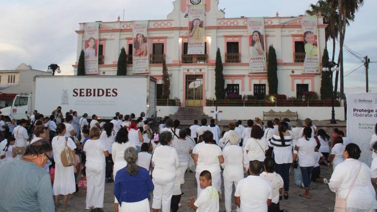 Fieles católicos se arrodillaron frente al Palacio Municipal de Rosario durante la marcha por la paz encabezada por el clero local.
