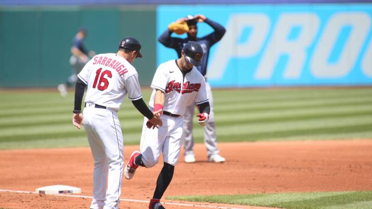César Hernández conectó cuadrangular para los Indios en la primera entrada.