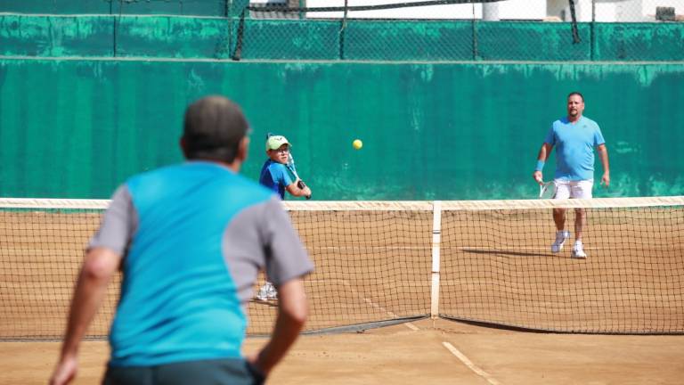 Cristóbal Tostado padre e hijo van con marcha impecable.