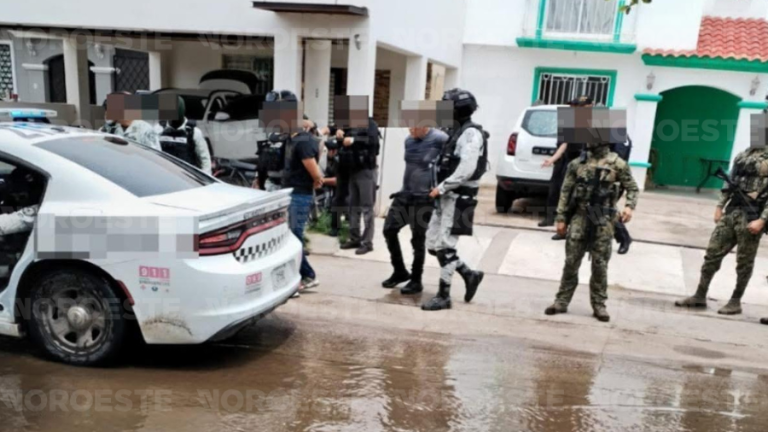 Autoridades aseguraron armas, equipo táctico y un vehículo robado tras cateo en el fraccionamiento Parque San Luis, en Culiacán.
