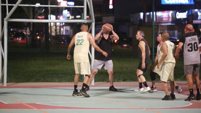 El Parque Lineal de la Avenida Óscar Pérez Escobosa es el escenario de la Liga de Segunda Fuerza de baloncesto.