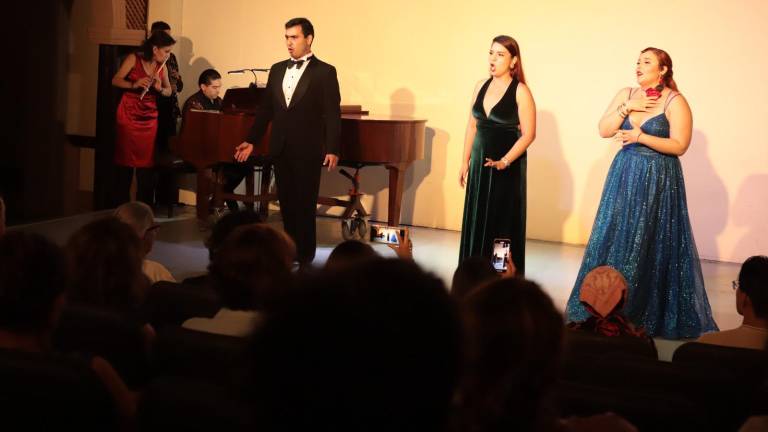 La soprano Vanessa Gama, la mezzosoprano Rose Ferreiro y el tenor Alejandro Yépez, durante el concierto.