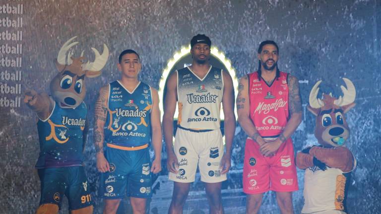 Los jugadores de Venados Basketball lucen la vistosa vestimenta.