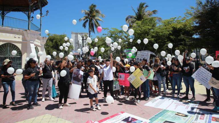 Integrantes de colectivos de búsqueda recuerdan a sus desaparecidos en el Día de las Madres.