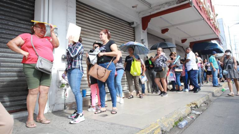 Desde temprano padres de familia hicieron fila en los negocios para canjear los uniformes y útiles escolares gratuidos en Mazatlán.