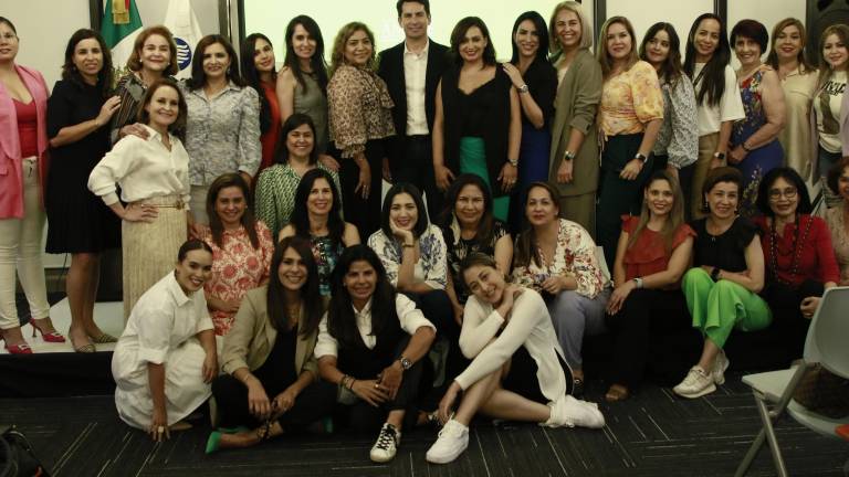 Integrantes de AMMJE se tomaron la fotografía del recuerdo con el ponente.