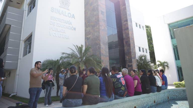 Manifestación en la SEPyC de maestros de Villa Juárez, Navolato.
