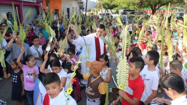 Los fieles se reúnen para recordar la entrada de Jesucristo a Jerusalén.