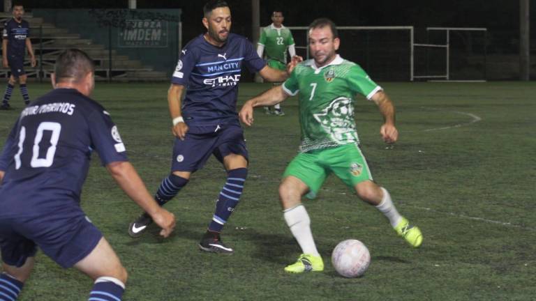 Buenos encuentros se observan en la Liga de Futbol Superveteranos Municipal.