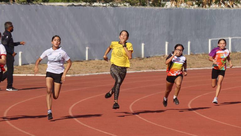 Los atletas mostraron sus avances sobre la pista.