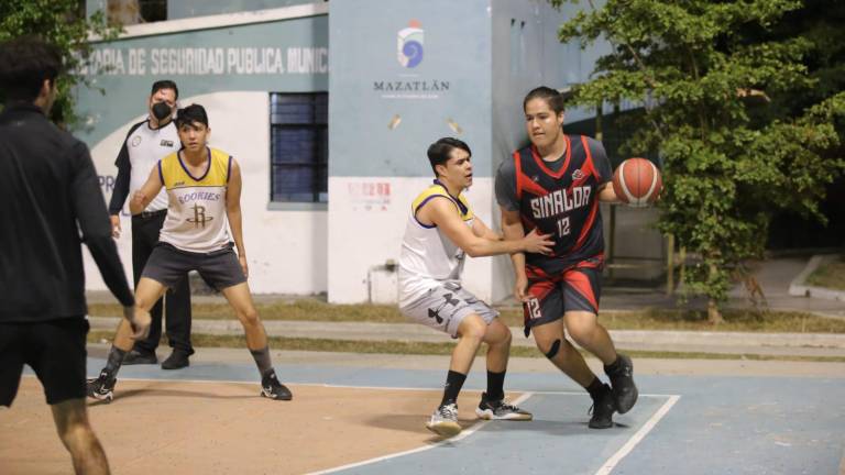 La cancha Casa Hogar muestra buenos encuentros en el Torneo de Segunda Fuerza de baloncesto.